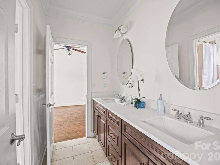 2141 Chatham Avenue, Charlotte, NC 28205.  MLS# CAR4400550, YatesRealty ID 47111. Jack and Jill Bath