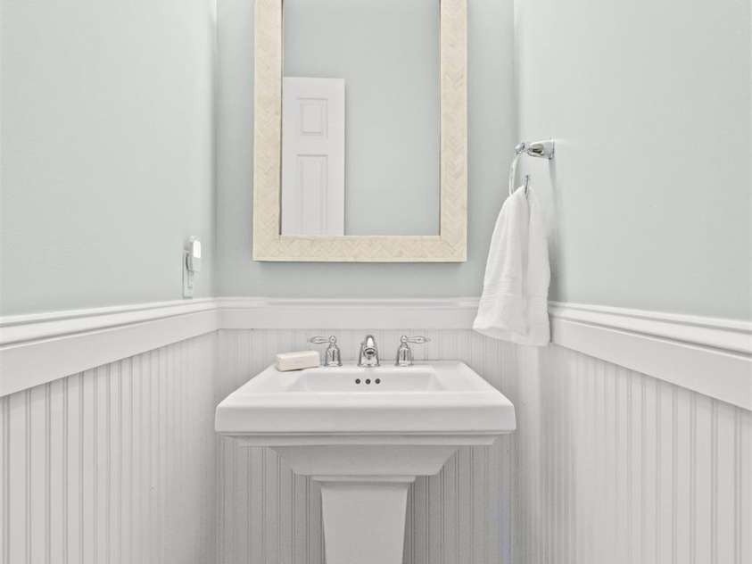 2141 Chatham Avenue, Charlotte, NC 28205.  MLS# CAR4400550, YatesRealty ID 47111. Main Floor Powder Room