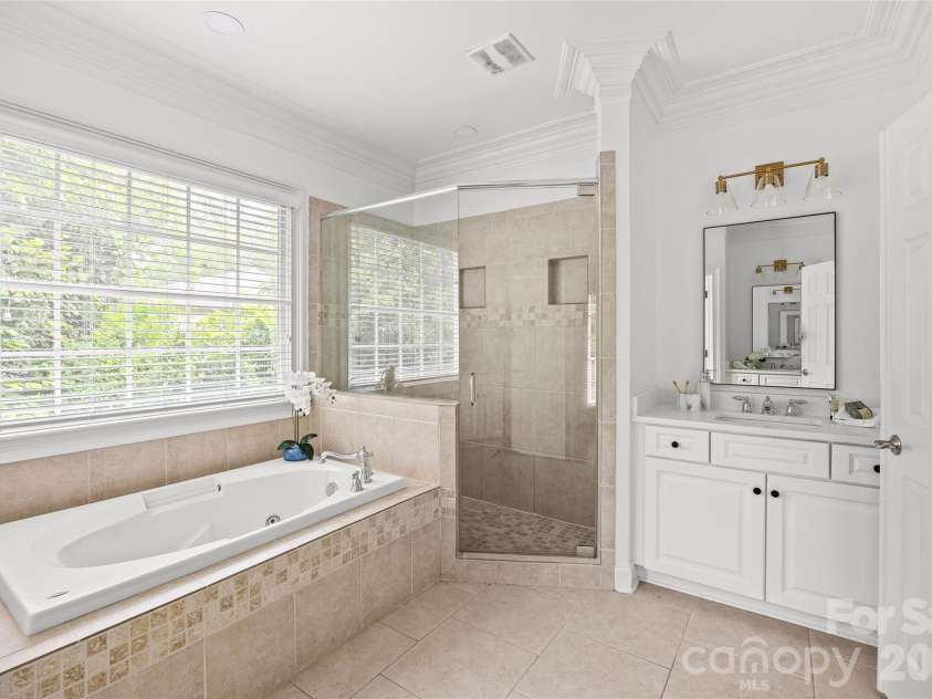 2141 Chatham Avenue, Charlotte, NC 28205.  MLS# CAR4400550, YatesRealty ID 47111. Primary Bath