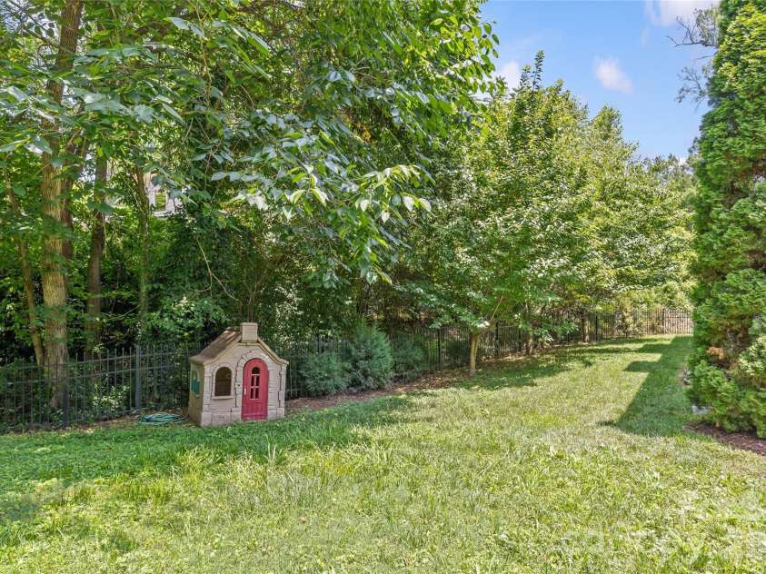 2141 Chatham Avenue, Charlotte, NC 28205.  MLS# CAR4400550, YatesRealty ID 47111. Rear and Side Yard