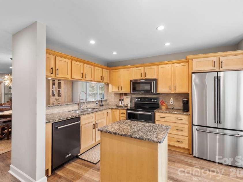 13820 Queens Harbor Road, Charlotte, NC 28278.  MLS# CAR4418333, YatesRealty ID 47112. 