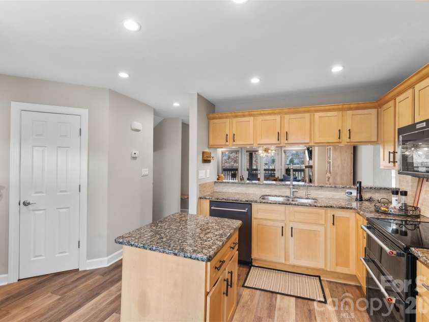 13820 Queens Harbor Road, Charlotte, NC 28278.  MLS# CAR4418333, YatesRealty ID 47112. 