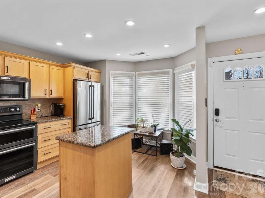 13820 Queens Harbor Road, Charlotte, NC 28278.  MLS# CAR4418333, YatesRealty ID 47112. 