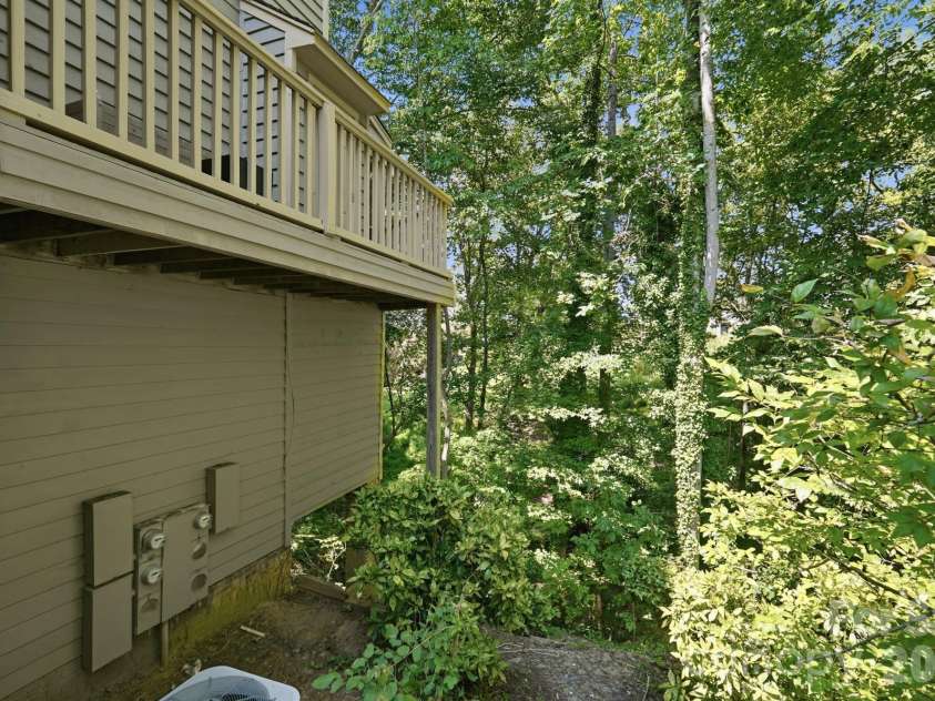 13820 Queens Harbor Road, Charlotte, NC 28278.  MLS# CAR4418333, YatesRealty ID 47112. 