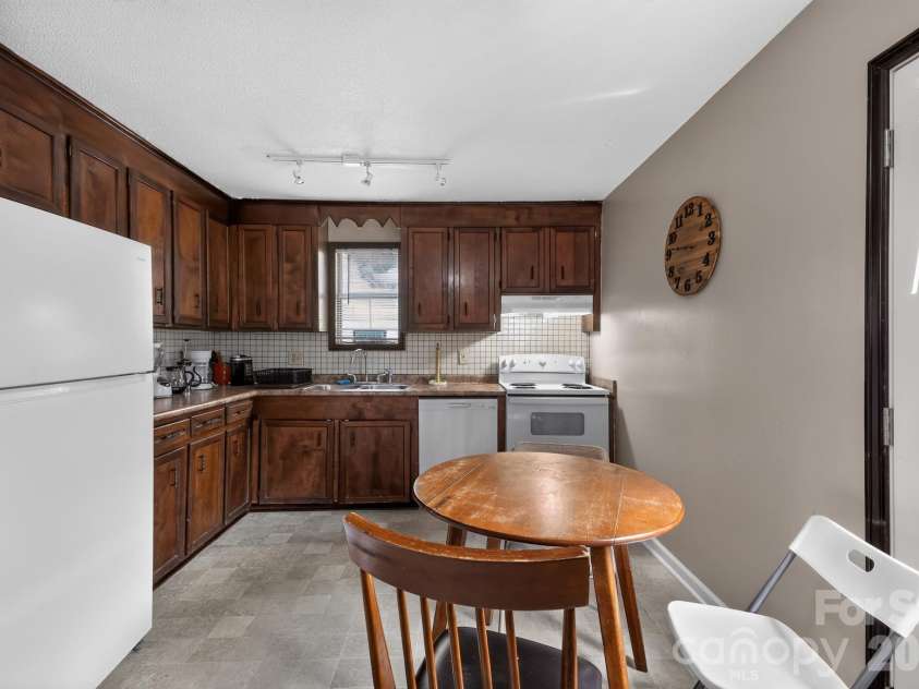 6815-6817 Valleybrook Road, Columbia, SC 29206.  MLS# CAR4404812, YatesRealty ID 47119. 6815 Kitchen