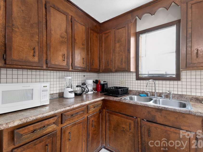 6815-6817 Valleybrook Road, Columbia, SC 29206.  MLS# CAR4404812, YatesRealty ID 47119. 6815 Kitchen