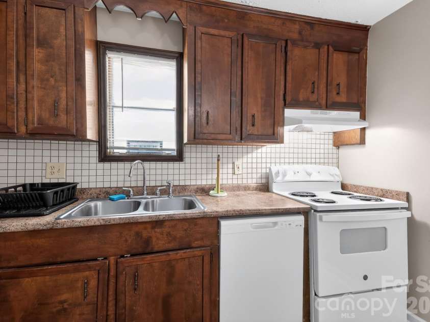 6815-6817 Valleybrook Road, Columbia, SC 29206.  MLS# CAR4404812, YatesRealty ID 47119. 6815 Kitchen