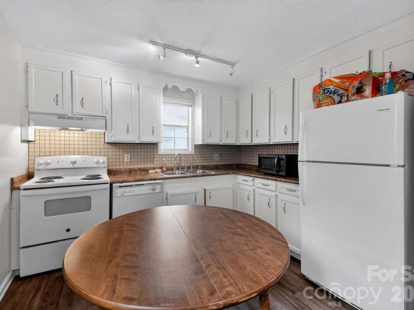 6815-6817 Valleybrook Road, Columbia, SC 29206.  MLS# CAR4404812, YatesRealty ID 47119. 6817 Kitchen