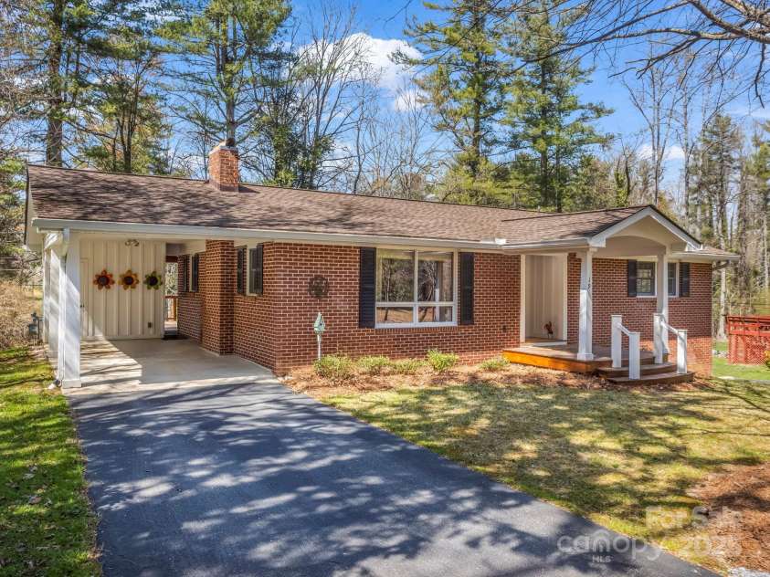 19 Robert E Lee Drive, Flat Rock, NC 28731.  MLS# CAR4235643, YatesRealty ID 4712. Beautiful neighborhood