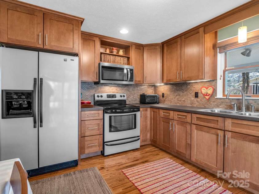 19 Robert E Lee Drive, Flat Rock, NC 28731.  MLS# CAR4235643, YatesRealty ID 4712. Beautifully updated kitchen cabinets