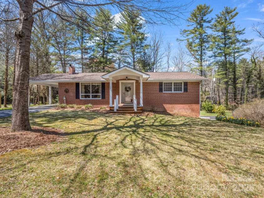 19 Robert E Lee Drive, Flat Rock, NC 28731.  MLS# CAR4235643, YatesRealty ID 4712. In a quiet, natural setting