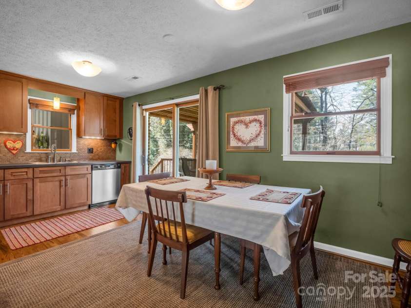 19 Robert E Lee Drive, Flat Rock, NC 28731.  MLS# CAR4235643, YatesRealty ID 4712. Kitchen