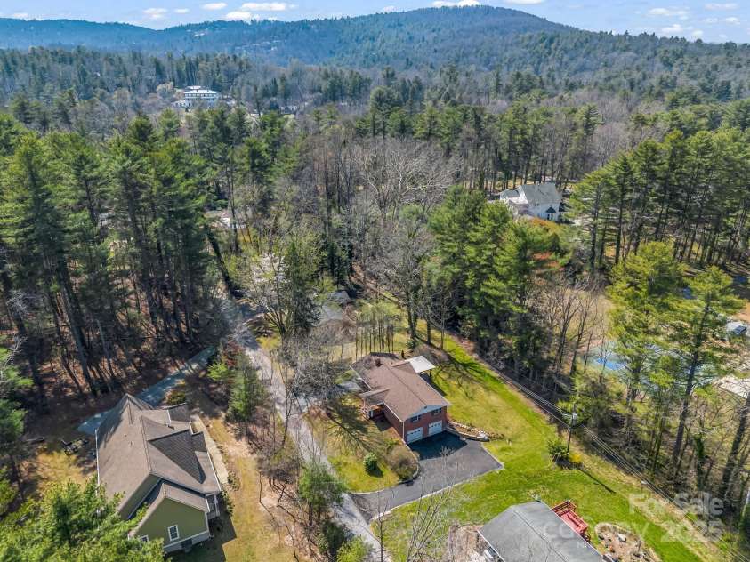 19 Robert E Lee Drive, Flat Rock, NC 28731.  MLS# CAR4235643, YatesRealty ID 4712. Lot located in beautiful Flat Rock, minutes from beautiful mountain hikes and outdoor recreation