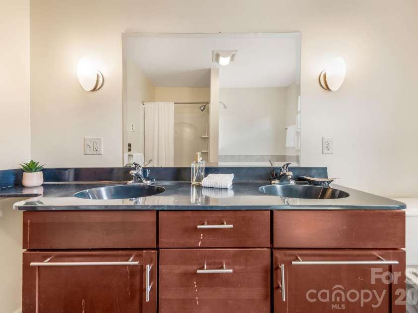 33 Fairfax Avenue, Asheville, NC 28806.  MLS# CAR4401543, YatesRealty ID 47121. Full bathroom, second floor