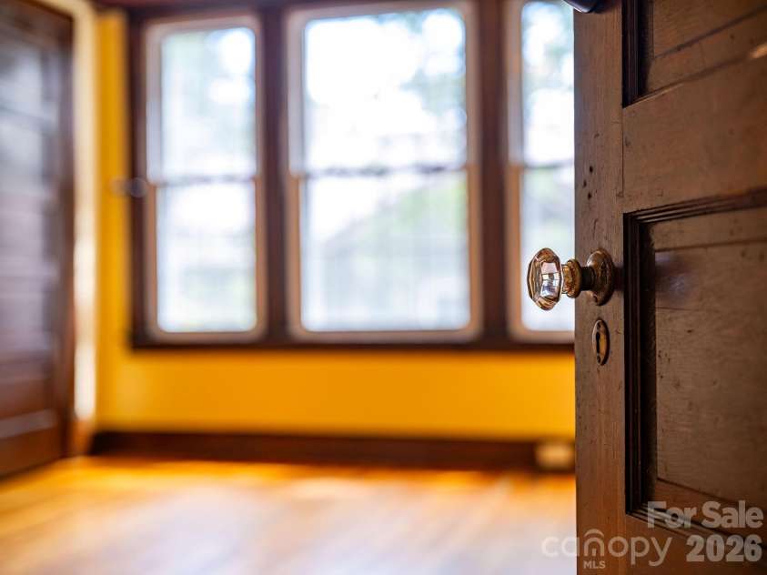 33 Fairfax Avenue, Asheville, NC 28806.  MLS# CAR4401543, YatesRealty ID 47121. Glass knobs