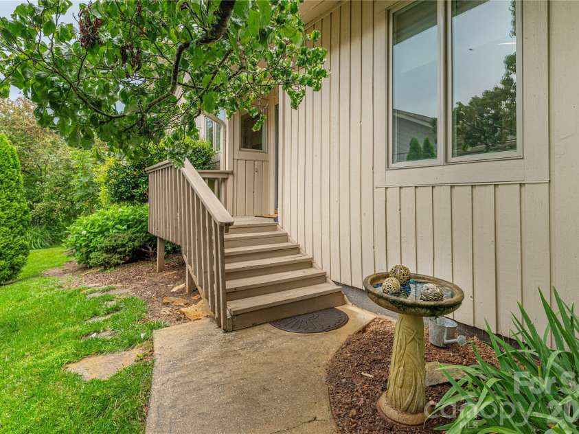 121 Deerlake Drive, Asheville, NC 28803.  MLS# CAR4417222, YatesRealty ID 47122. A few steps...