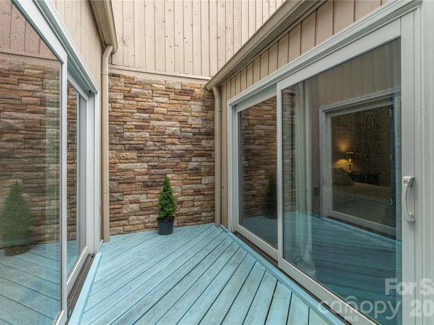 121 Deerlake Drive, Asheville, NC 28803.  MLS# CAR4417222, YatesRealty ID 47122. Atrium