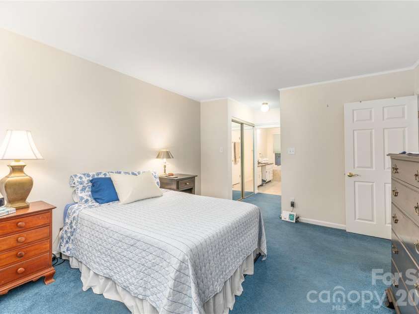121 Deerlake Drive, Asheville, NC 28803.  MLS# CAR4417222, YatesRealty ID 47122. Primary suite