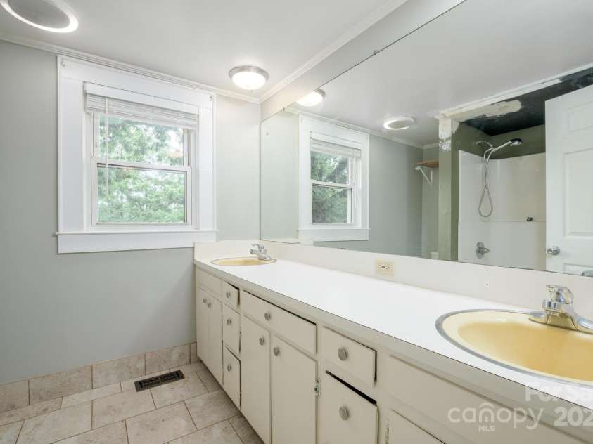 4098 Nc Hwy 127 Highway, Hickory, NC 28602.  MLS# CAR4256823, YatesRealty ID 47123. 