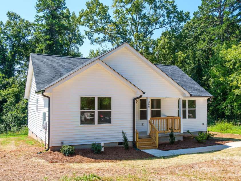 409 Queens Road, Gastonia, NC 28052.  MLS# CAR4418172, YatesRealty ID 47125. 