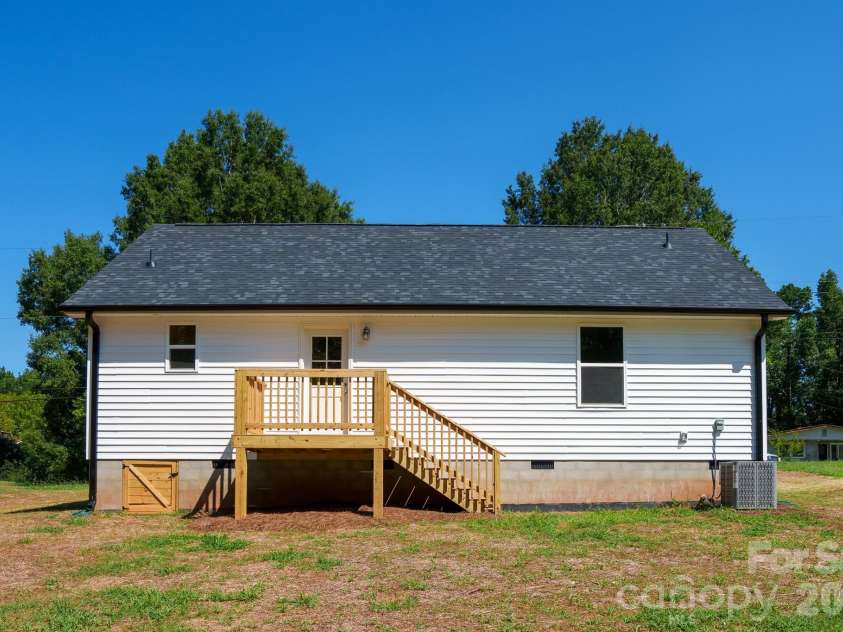 409 Queens Road, Gastonia, NC 28052.  MLS# CAR4418172, YatesRealty ID 47125. 