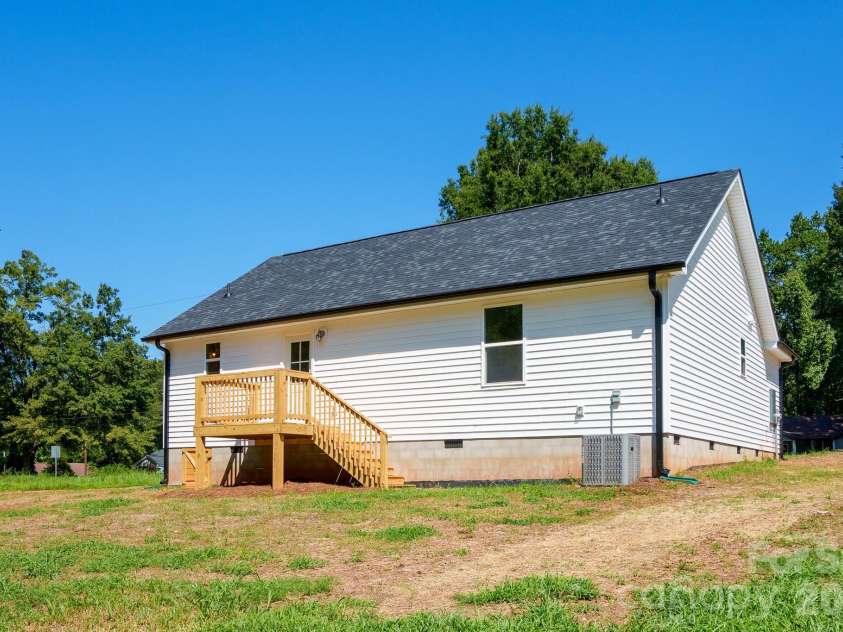409 Queens Road, Gastonia, NC 28052.  MLS# CAR4418172, YatesRealty ID 47125. 