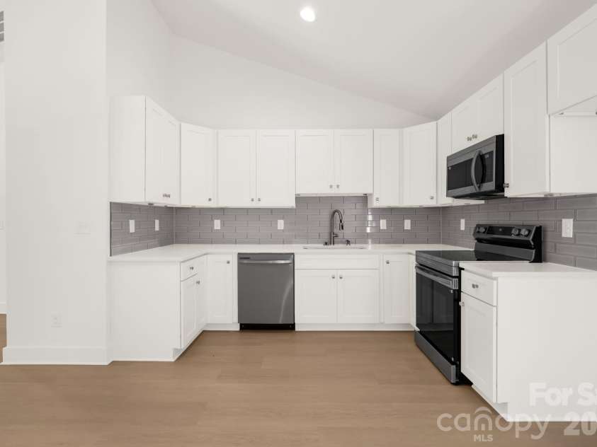 409 Queens Road, Gastonia, NC 28052.  MLS# CAR4418172, YatesRealty ID 47125. 