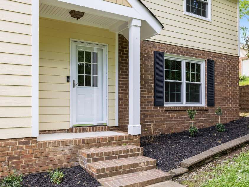 6713 William Harry Court, Charlotte, NC 28211.  MLS# CAR4418714, YatesRealty ID 47126. 