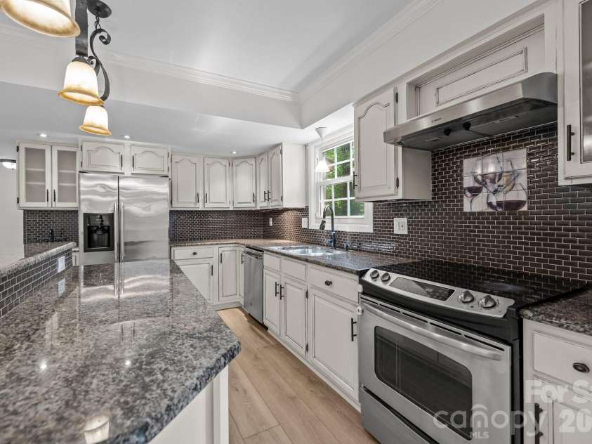 6713 William Harry Court, Charlotte, NC 28211.  MLS# CAR4418714, YatesRealty ID 47126. 