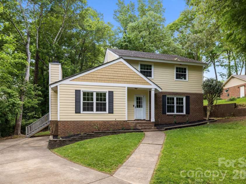6713 William Harry Court, Charlotte, NC 28211.  MLS# CAR4418714, YatesRealty ID 47126. 