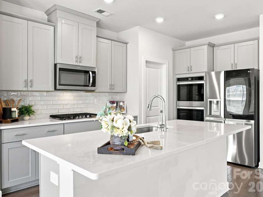 4405 Duplin Drive, Charlotte, NC 28214.  MLS# CAR4418715, YatesRealty ID 47128. Gourmet kitchen