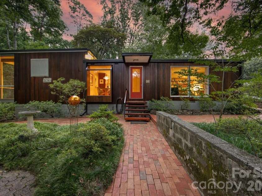 501 Ellsworth Road, Charlotte, NC 28211.  MLS# CAR4418754, YatesRealty ID 47130. 