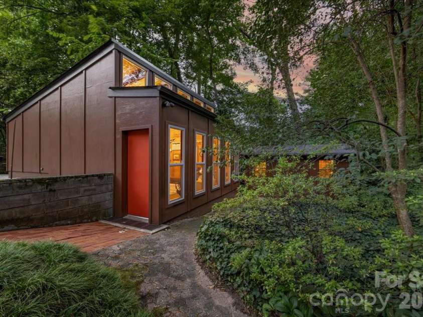 501 Ellsworth Road, Charlotte, NC 28211.  MLS# CAR4418754, YatesRealty ID 47130. 