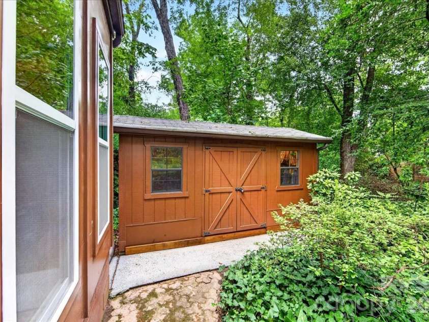 501 Ellsworth Road, Charlotte, NC 28211.  MLS# CAR4418754, YatesRealty ID 47130. 