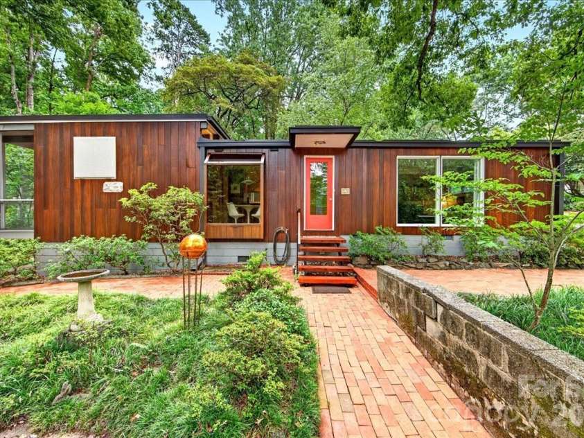501 Ellsworth Road, Charlotte, NC 28211.  MLS# CAR4418754, YatesRealty ID 47130. 