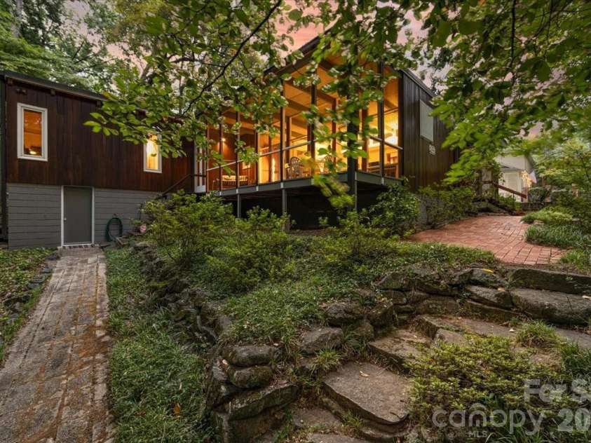 501 Ellsworth Road, Charlotte, NC 28211.  MLS# CAR4418754, YatesRealty ID 47130. 