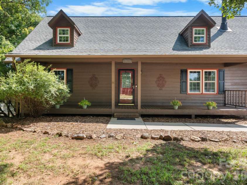 2025 34th Avenue Drive, Hickory, NC 28601.  MLS# CAR4377722, YatesRealty ID 47133. 
