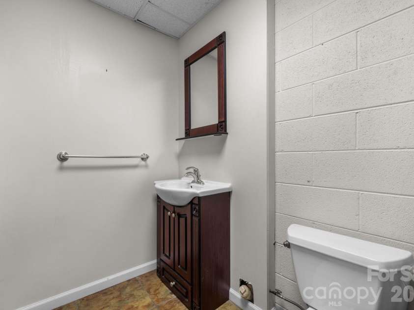2025 34th Avenue Drive, Hickory, NC 28601.  MLS# CAR4377722, YatesRealty ID 47133. 