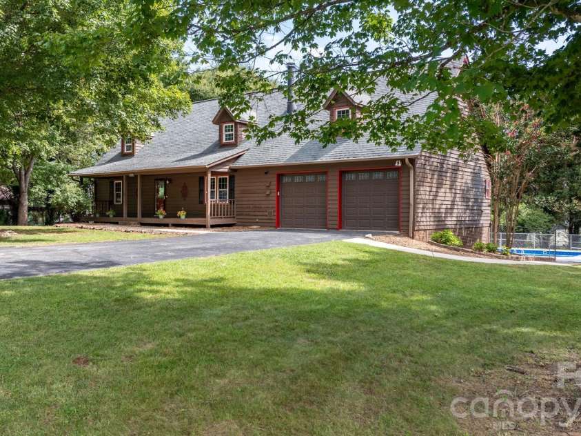 2025 34th Avenue Drive, Hickory, NC 28601.  MLS# CAR4377722, YatesRealty ID 47133. 