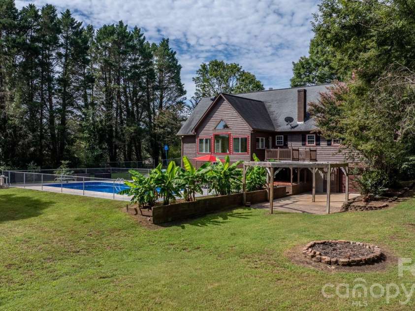 2025 34th Avenue Drive, Hickory, NC 28601.  MLS# CAR4377722, YatesRealty ID 47133. 