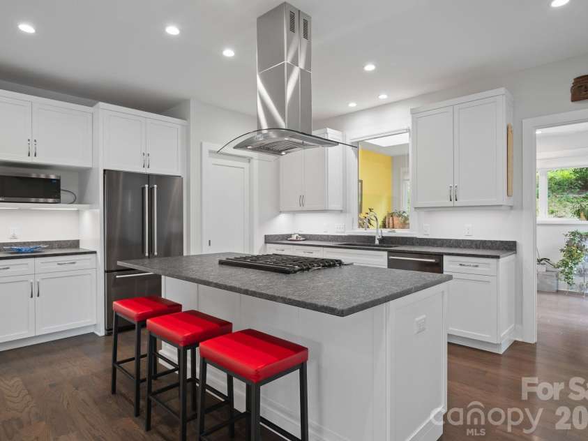 497 Kimberly Avenue, Asheville, NC 28804.  MLS# CAR4418041, YatesRealty ID 47149. 