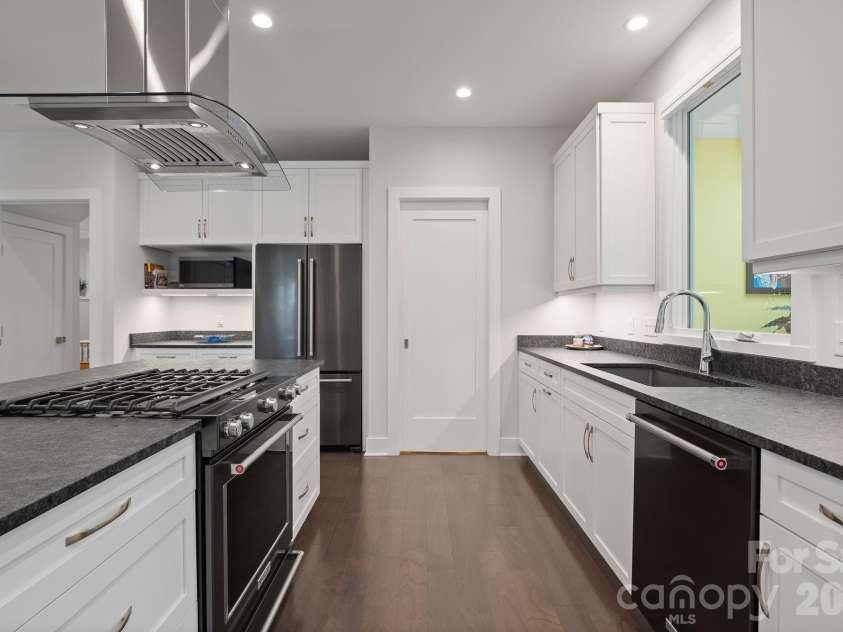 497 Kimberly Avenue, Asheville, NC 28804.  MLS# CAR4418041, YatesRealty ID 47149. 