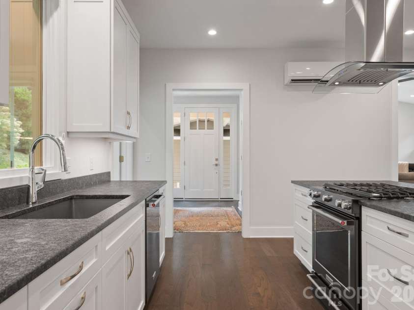 497 Kimberly Avenue, Asheville, NC 28804.  MLS# CAR4418041, YatesRealty ID 47149. 