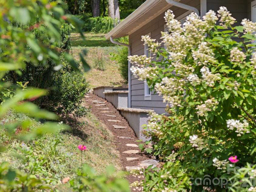 497 Kimberly Avenue, Asheville, NC 28804.  MLS# CAR4418041, YatesRealty ID 47149. 