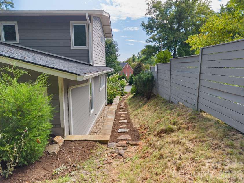 497 Kimberly Avenue, Asheville, NC 28804.  MLS# CAR4418041, YatesRealty ID 47149. 