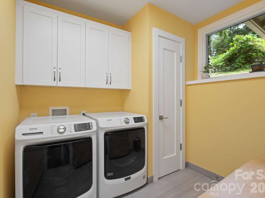 497 Kimberly Avenue, Asheville, NC 28804.  MLS# CAR4418041, YatesRealty ID 47149. Large main floor laundry room