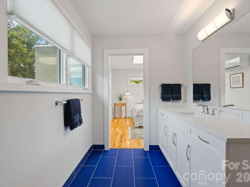 497 Kimberly Avenue, Asheville, NC 28804.  MLS# CAR4418041, YatesRealty ID 47149. Upstairs bathroom