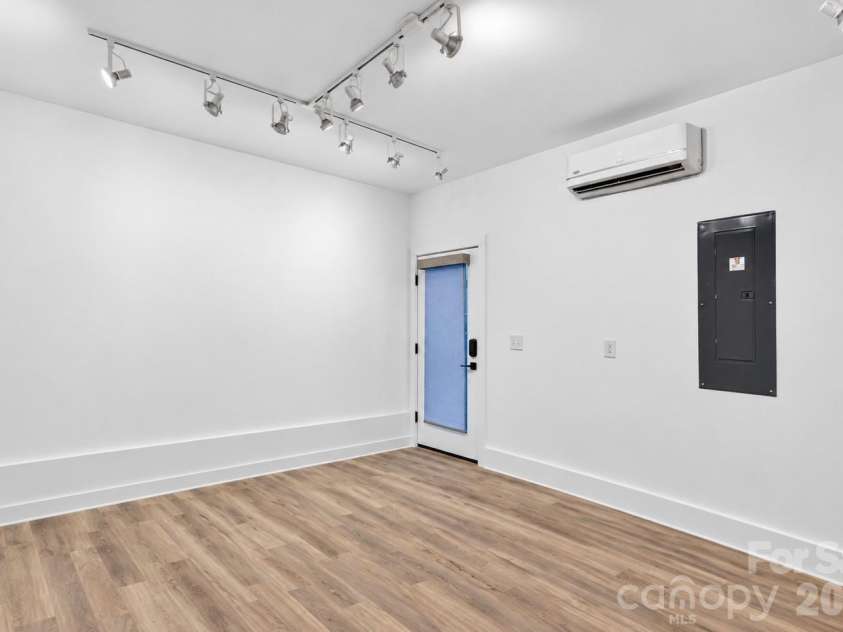 1206 Minter Place, Charlotte, NC 28203.  MLS# CAR4418036, YatesRealty ID 47160. 