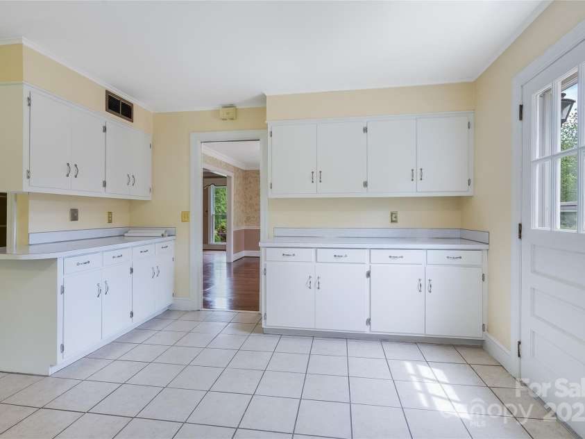 218 Fairway Drive, Shelby, NC 28150.  MLS# CAR4129420, YatesRealty ID 4717. Kitchen drop zone and bar.