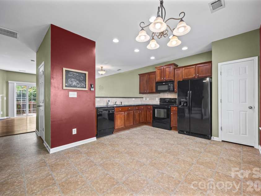2627 Early Flight Drive, Charlotte, NC 28262.  MLS# CAR4417899, YatesRealty ID 47171. Eat in kitchen